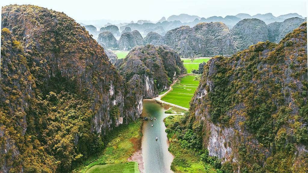 What does Tam Coc Ninh Binh have that make people so fascinated?